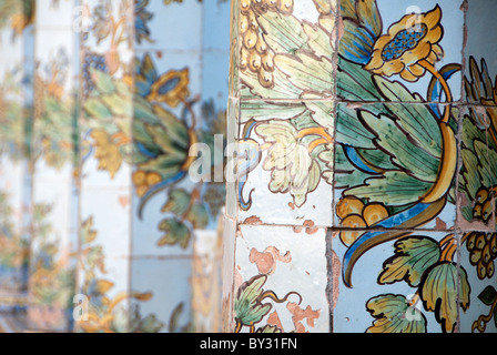 Le célèbre Cloître des Clarisses, Santa Chiara, à Naples avec carrelage en majolique précieux mode Rococo Banque D'Images