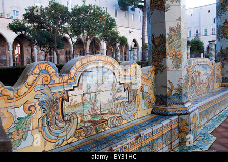 Le célèbre Cloître des Clarisses, Santa Chiara, à Naples avec carrelage en majolique précieux mode Rococo Banque D'Images