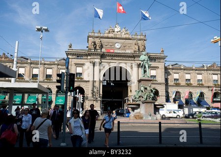 Monument de la voie ferrée pioneer Alfred Escher en face de la gare principale de Zurich, Suisse Banque D'Images