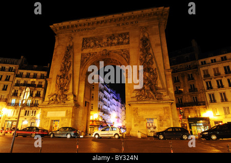 Porte Saint Denis à Paris la nuit Banque D'Images