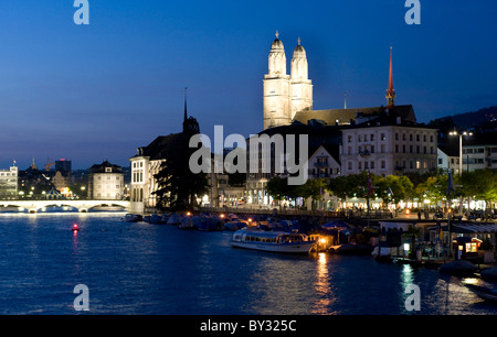 La promenade au bord du lac de Zurich avec une vue sur la vieille ville, Zurich, Suisse Banque D'Images