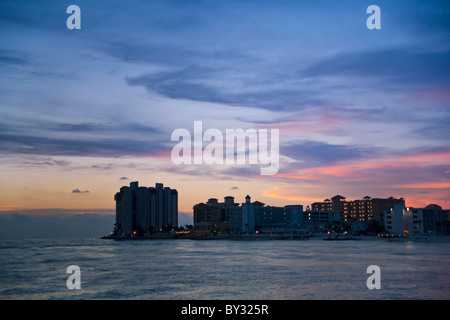 Coucher du soleil et d'hôtels à Clearwater Beach, FL Banque D'Images