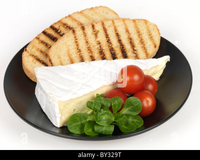 Fromage brie français crémeux doux avec de la salade et du pain grillé sur un fond blanc avec aucun peuple et un chemin de détourage Banque D'Images