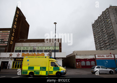 Le front de mer de Margate, y compris l'ancien cinéma de Dreamland, et le bloc d'appartements Arlington House Banque D'Images