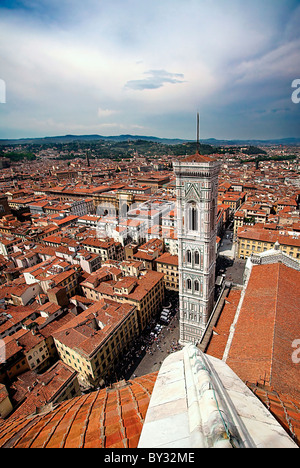 Florence, Italie. Vue panoramique sur la vieille ville et le "Campanile" de la cathédrale et de sa célèbre cathédrale, le 'Duomo'. Banque D'Images