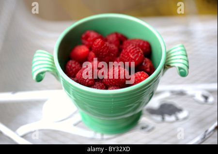 Dans l'ancienne tasse de framboise Banque D'Images