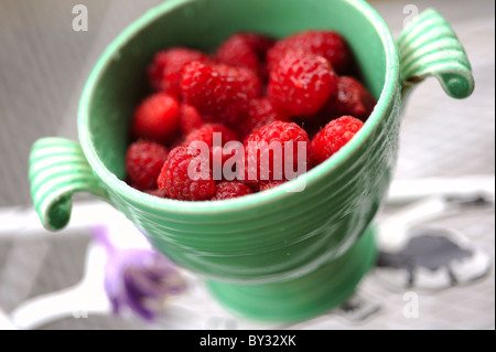 Dans l'ancienne tasse de framboise Banque D'Images