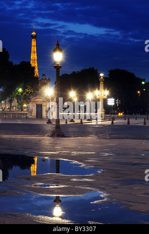 L'Obélisque de Louxor sur la Place de la Concorde Paris la nuit Banque D'Images