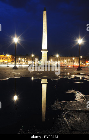 L'Obélisque de Louxor sur la Place de la Concorde Paris la nuit Banque D'Images