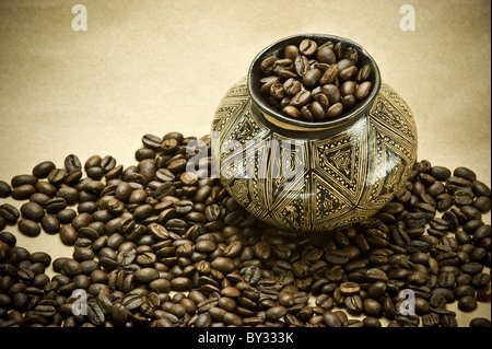 Les grains de café torréfiés formant un hiboux Banque D'Images