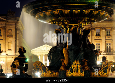 La Madeleine et les fontaines de la Place de la Concorde à Paris Banque D'Images