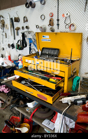 Outils dans l'atelier de garage Banque D'Images