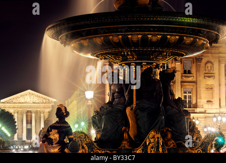 La Madeleine et les fontaines de la Place de la Concorde à Paris Banque D'Images