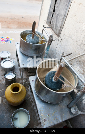 Meuleuse motorisé par un meulage indian house dal et jagré pour préparation de gâteaux indiens au moment du festival. L'Andhra Pradesh, Inde Banque D'Images