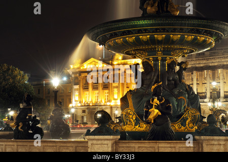 Hôtel de Crillon et les fontaines de la Place de la Concorde à Paris Banque D'Images