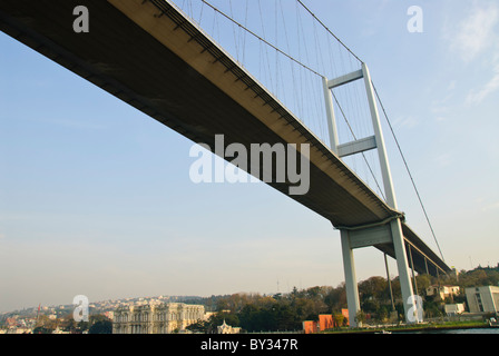 ISTANBUL, Turquie / Türkiye / Türkiye — le pont du Bosphore, également appelé le premier pont du Bosphore (turc : Boğaziçi Köprüsü ou Boğaziçi Köprüsü) est l'un des deux ponts d'Istanbul, en Turquie, qui enjambe le détroit du Bosphore et relie l'Europe et l'Asie. Le rivage visible sur cette photo est le quartier de Beylerbeyi du côté asiatique. Le Bosphore, une voie navigable vitale reliant la mer Noire à la mer de Marmara, offre des scènes étonnantes d'Istanbul avec ses monuments historiques et son activité maritime animée. Ce détroit emblématique divise la ville en côtés européen et asiatique, avec Beautif Banque D'Images