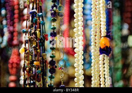 Colliers de bijoux du Grand Bazar Istanbul Turquie // ISTANBUL, Turquie — bijoux et colliers accrochés à la vente dans l'un des nombreux petits magasins du Grand Bazar historique d'Istanbul. Le Grand Bazar, l'un des plus grands et des plus anciens marchés couverts du monde, est un centre animé de commerce et de culture à Istanbul. Doté d'un labyrinthe de plus de 4 000 boutiques, il offre une gamme dynamique de produits, des épices et bijoux aux textiles et céramiques. L'architecture historique et l'atmosphère animée du Grand Bazar attirent des millions de visiteurs chaque année. Banque D'Images