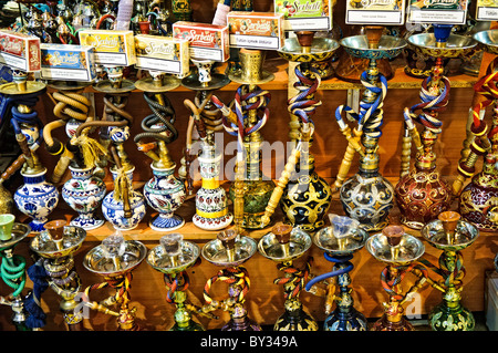 ISTANBUL, Turquie — des conduites d'eau richement peintes à vendre dans le Grand Bazar historique d'Istanbul le Grand Bazar, l'un des plus grands et des plus anciens marchés couverts du monde, est un centre animé de commerce et de culture à Istanbul. Doté d'un labyrinthe de plus de 4 000 boutiques, il offre une gamme dynamique de produits, des épices et bijoux aux textiles et céramiques. L'architecture historique et l'atmosphère animée du Grand Bazar attirent des millions de visiteurs chaque année. Banque D'Images