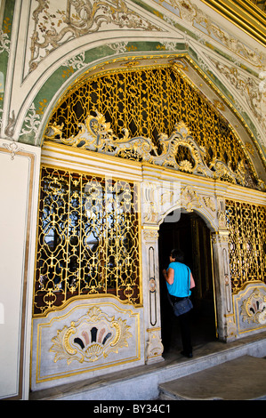 ISTANBUL, Turquie / Türkiye — décorations ornées du bâtiment du Conseil impérial (en turc : Dîvân-ı Hümâyûn) à l'intérieur du Palais Topkapi à Istanbul. C'est la chambre dans laquelle se réunissent les ministres d'État, les ministres du conseil (Dîvân Heyeti), le Conseil impérial, composé du Grand vizir (Paşa Kapısı), des vizirs et d'autres hauts fonctionnaires de l'État ottoman. Il est également appelé Kubbealtı, qui signifie « sous le dôme », en référence au dôme dans le hall principal du conseil. Il est situé dans le coin nord-ouest de la cour à côté de la porte de la félicité. Banque D'Images