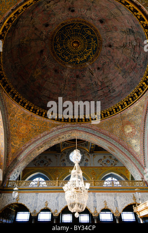 ISTANBUL, Turquie / Türkiye — la salle impériale (Hünkâr Sofası), également connue sous le nom de canapé impérial, salle du trône ou salle des diversions, est une salle en forme de dôme dans le harem du palais de Topkapi, qui aurait été construite à la fin du XVIe siècle. Banque D'Images