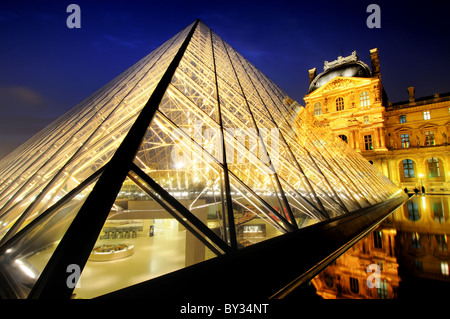 Le musée du Louvre à Paris la nuit Banque D'Images