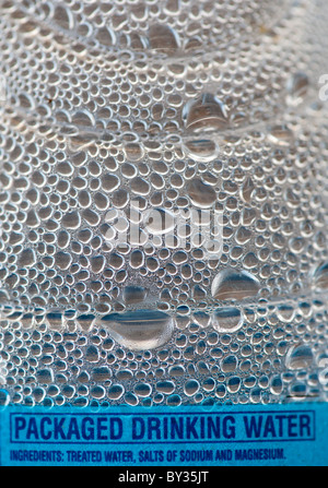 La condensation sur l'emballage de bouteilles en plastique d'eau potable Banque D'Images