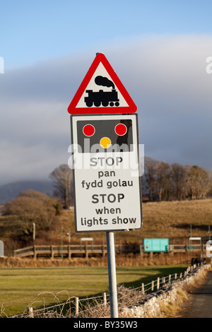 Bilingue Anglais/Gallois un panneau routier indiquant un passage à niveau de l'avant Banque D'Images