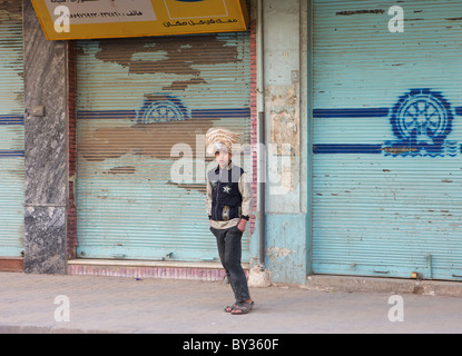 République boy carrying pain frais sur sa tête, Hama, en Syrie Banque D'Images