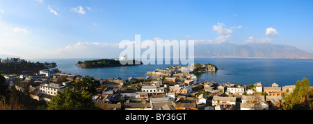 Paysage panoramique du lac et village de Dali, Yunnan province de Chine Banque D'Images