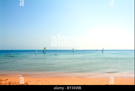 Paysage avec plage de sable d'or et le surf sur mer Banque D'Images