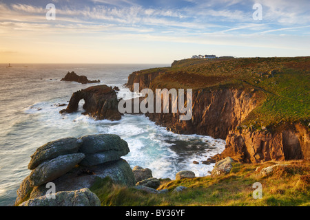 Spectaculaire littoral le long de la péninsule de Penwith à Land's End la plus occidentale de l'Angleterre Banque D'Images