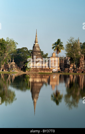 Reflet de ruines à la monde de l'UNESCO Site Hertitage de Sukothai, Thailande, Asie. Banque D'Images