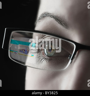 Reflet de graphique dans les lunettes businesswoman Banque D'Images