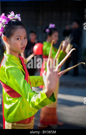 Danseur thaïlandais qui prennent part à la parade le festival des fleurs à Chiang Mai, Thaïlande Banque D'Images