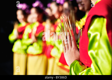 Close up de la main d'un danseur thaïlandais qui prennent part à la parade le festival des fleurs à Chiang Mai, Thaïlande Banque D'Images