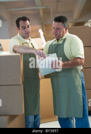 USA, New Jersey, Jersey City, deux hommes employés par les boîtes empilées Banque D'Images