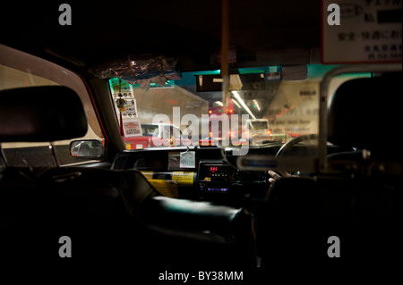 Voir à travers un pare-brise en taxi la Croix Harbour Tunnel passant de l'île de Hong Kong à Kowloon Banque D'Images