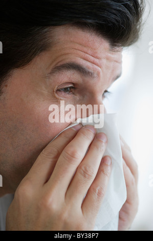 USA, New Jersey, Jersey City, l'homme avec la grippe, blowing nose Banque D'Images