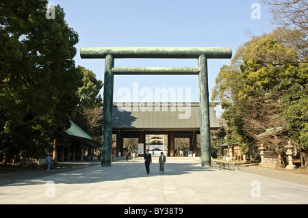 Photo de la deuxième porte avec le culte Tori Shimon principal porte dans l'arrière-plan au Sanctuaire Shinto de Yasukuni à Tokyo, Japon Banque D'Images