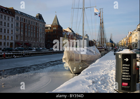 Canal gelé/Mer à Nyhavn (Nouveau port), Copenhague, Danemark à Noël Banque D'Images