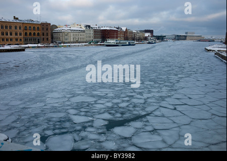 Canal gelé/Mer à Nyhavn (Nouveau port), Copenhague, Danemark à Noël Banque D'Images