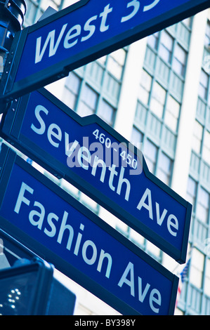 USA, New York, New York City, Street sign for Fashion Avenue et la 7e Avenue à Manhattan Banque D'Images