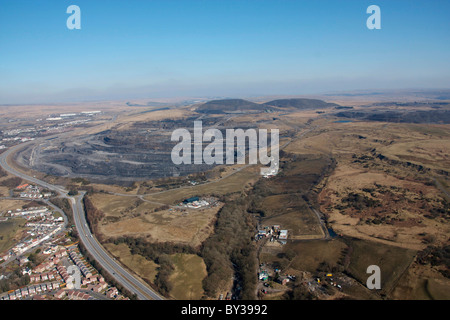 Vue aérienne de la mine de charbon à ciel ouvert près de Merthyr Tydfil, South Wales UK Banque D'Images