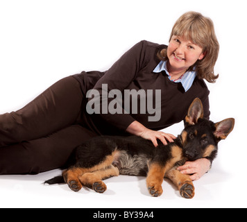 Une dame avec une vieille de treize semaines chiot berger allemand Banque D'Images