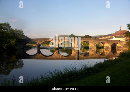 Pont voûté en pierre sur la rivière Wye de Builth Wells (Llanfair-ym-Muallt) Powys Pays de Galles UK Banque D'Images