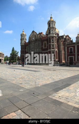 L'intérieur, vieux, Basilique Notre Dame de Guadalupe, le sanctuaire catholique le plus visité dans les Amériques, Mexico, Mexique Banque D'Images