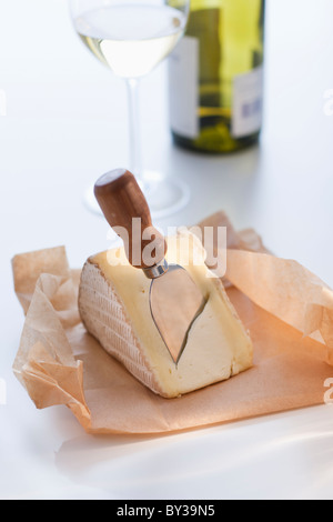 Tranche de brie avec couteau à fromage Banque D'Images