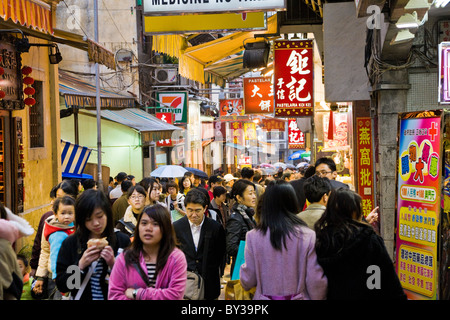 Des foules de jeunes locaux dans une ruelle à Macao en Chine. JMH4164 Banque D'Images