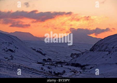 Rhinog Rhinog Fach Fawr et au coucher du soleil dans la neige de près de Trawsfynydd Gwynedd Snowdonia National Park North Wales UK Banque D'Images