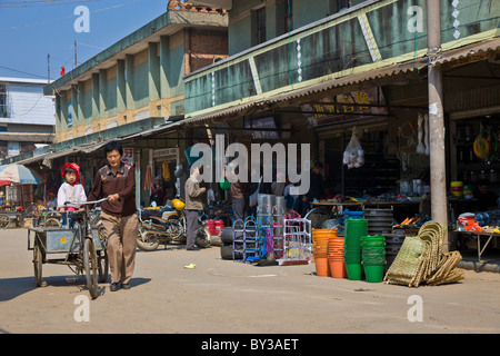 Femme avec enfant en tricycle Menghai Marché de Fruits, Province du Yunnan, Région Xishuangbanna, République populaire de Chine. JMH4586 Banque D'Images